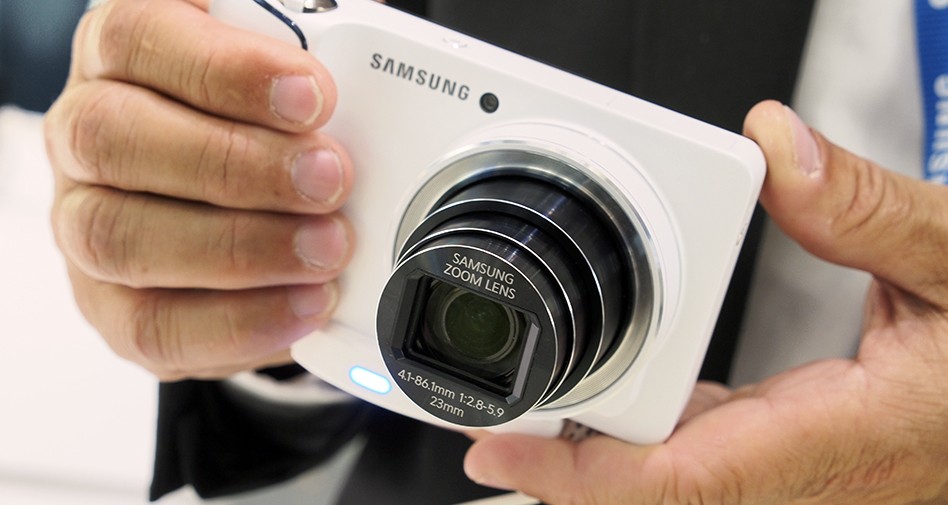 Samsung GALAXY Camera hand1