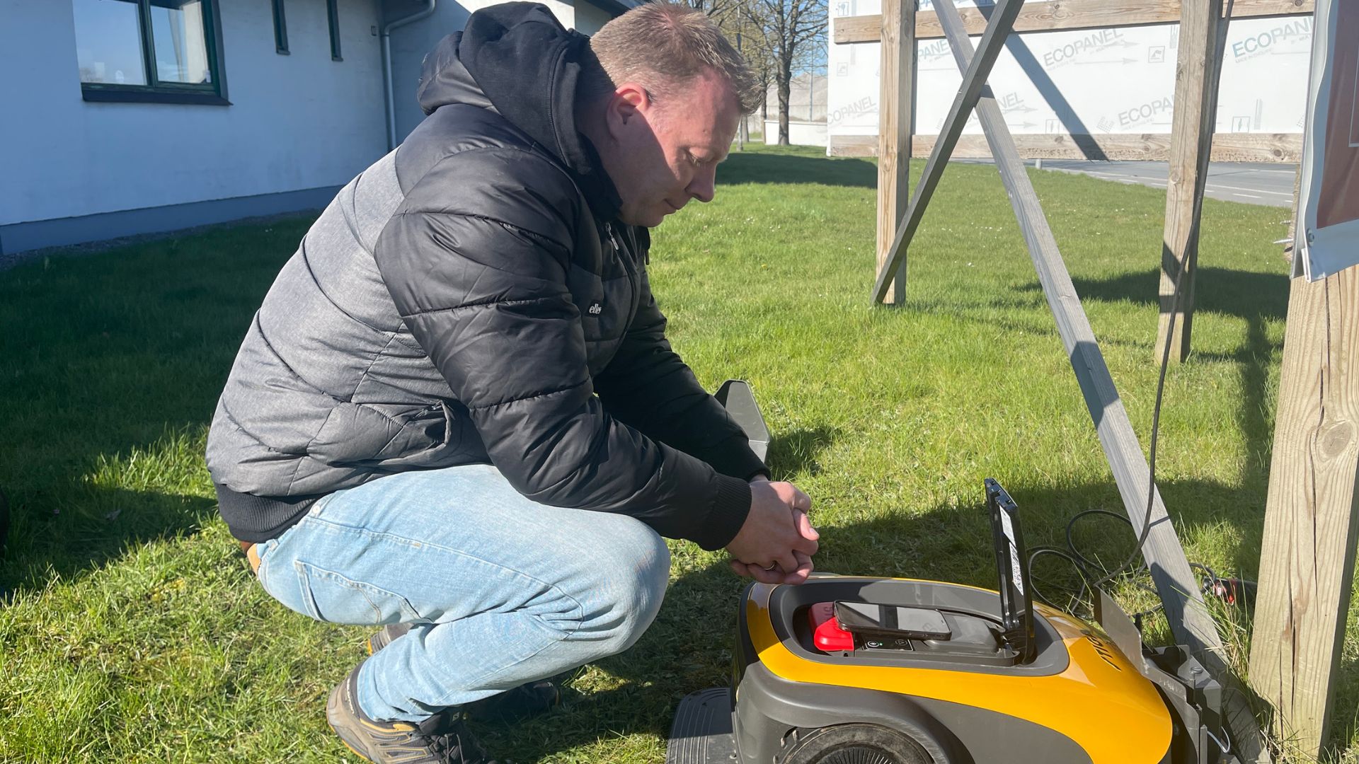 Robotgräsklippare uppdateras och installeras enkelt med en app. (Foto: Pernille Redder)