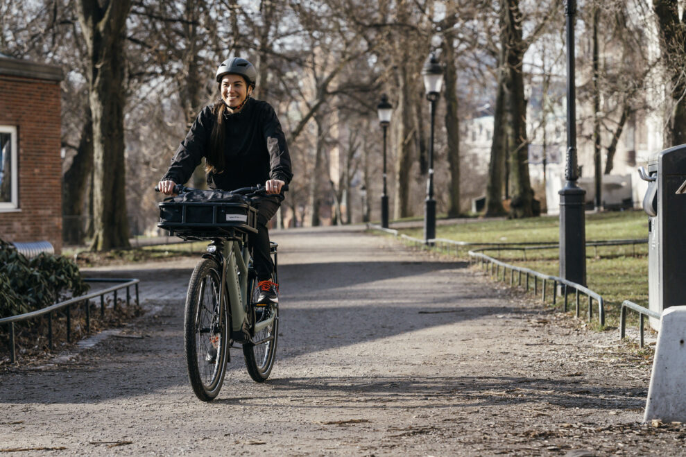 YEC535 31crescent Elska cykel framifrån park