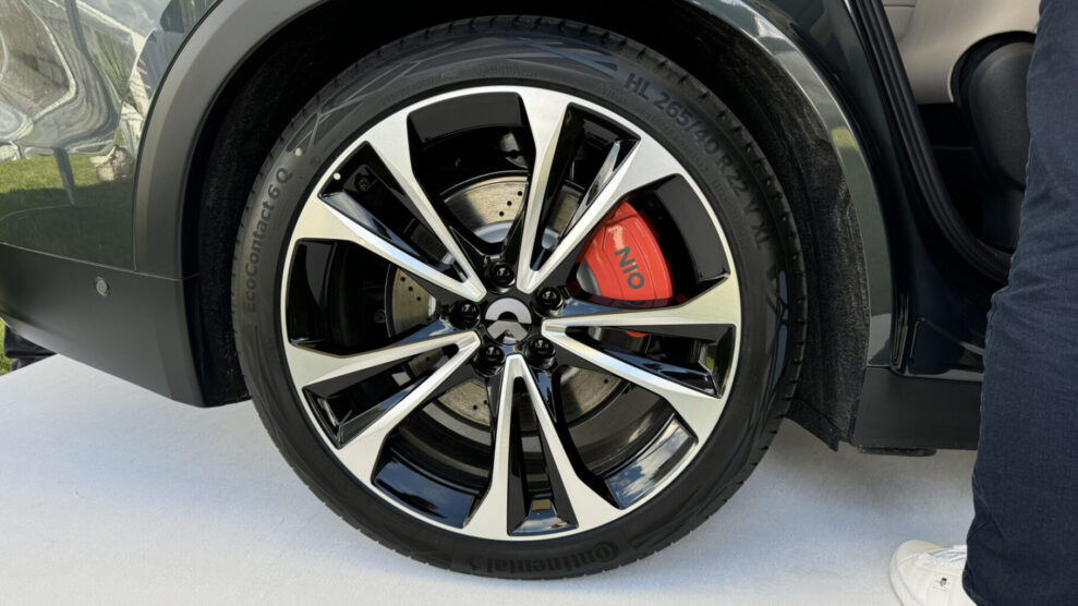 NIO-EL8-22in-wheels