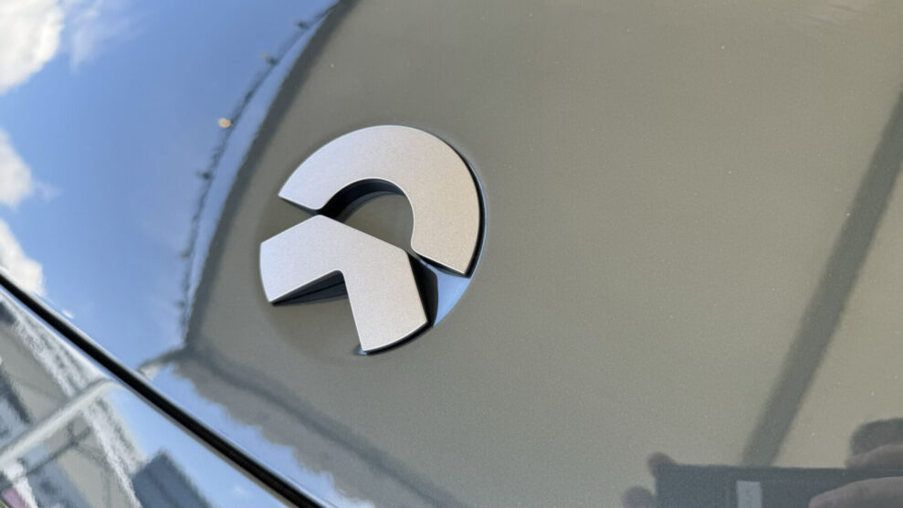 NIO-EL8-grill-logo