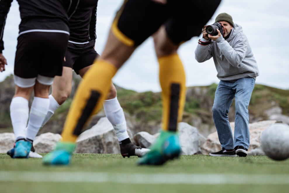 EOS-R1_Lifestyle_male_photographer_football_Alexandros_Grymanis_620478