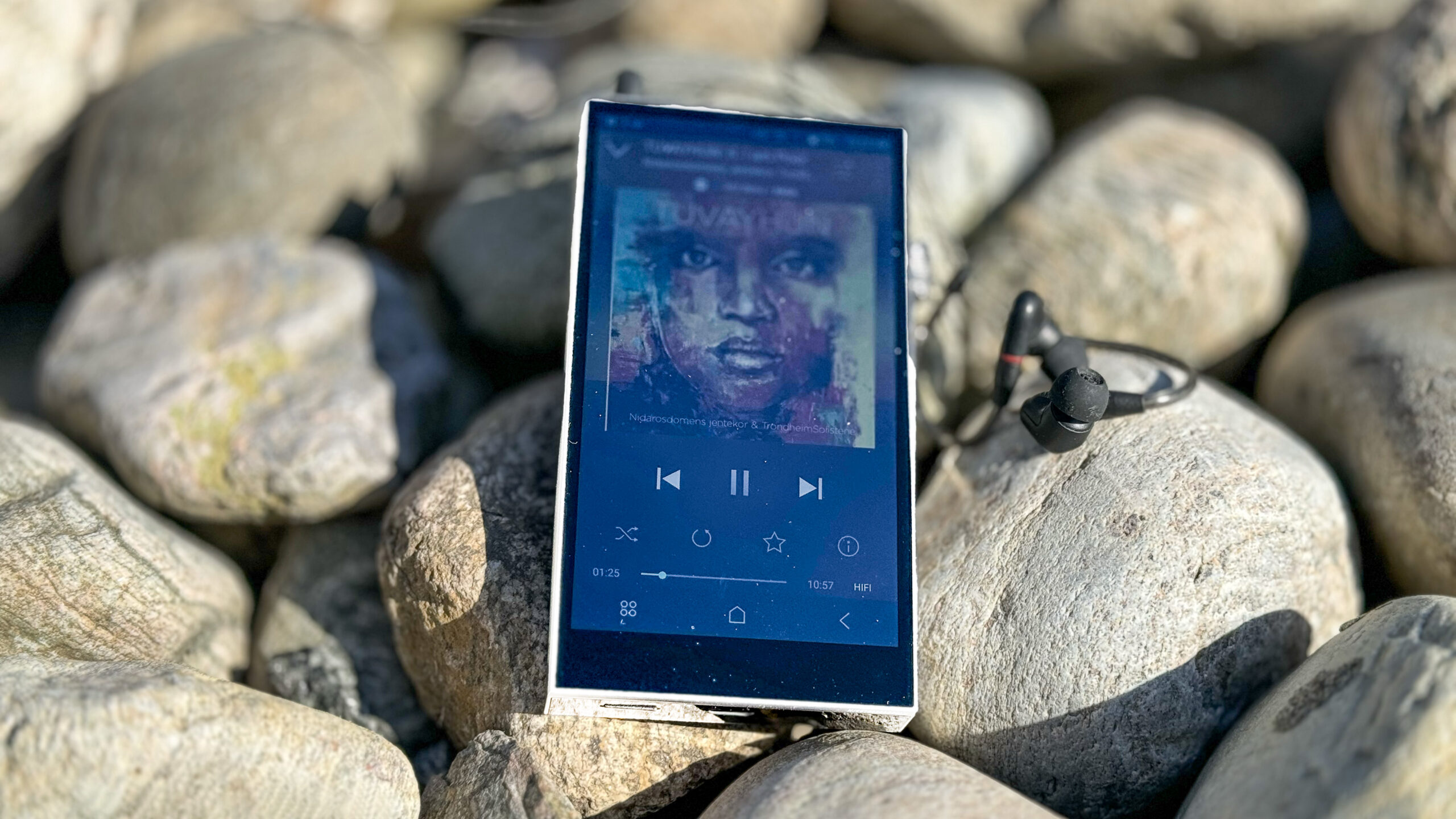 Astell & Kern SE300 with earbuds GeirNordby