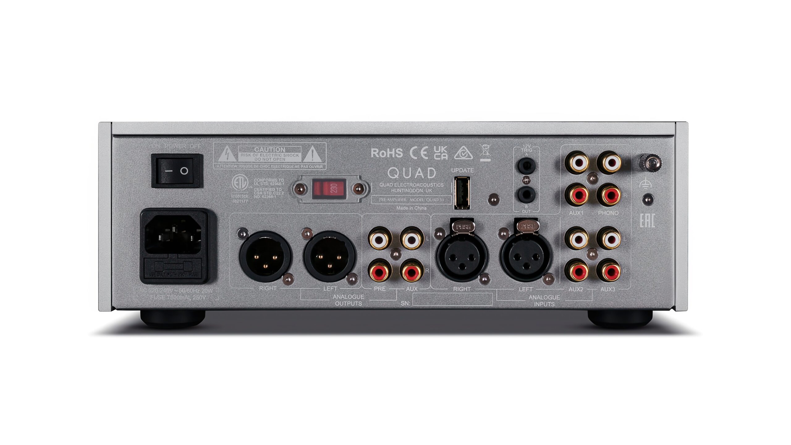 Bakpanel på Quad 33 forforsterker med strøminntak, hovedbryter, balanserte XLR-utganger, flere par RCA-innganger og utganger for analog lyd, USB-port for oppdateringer, og diverse sertifiseringsmerker.