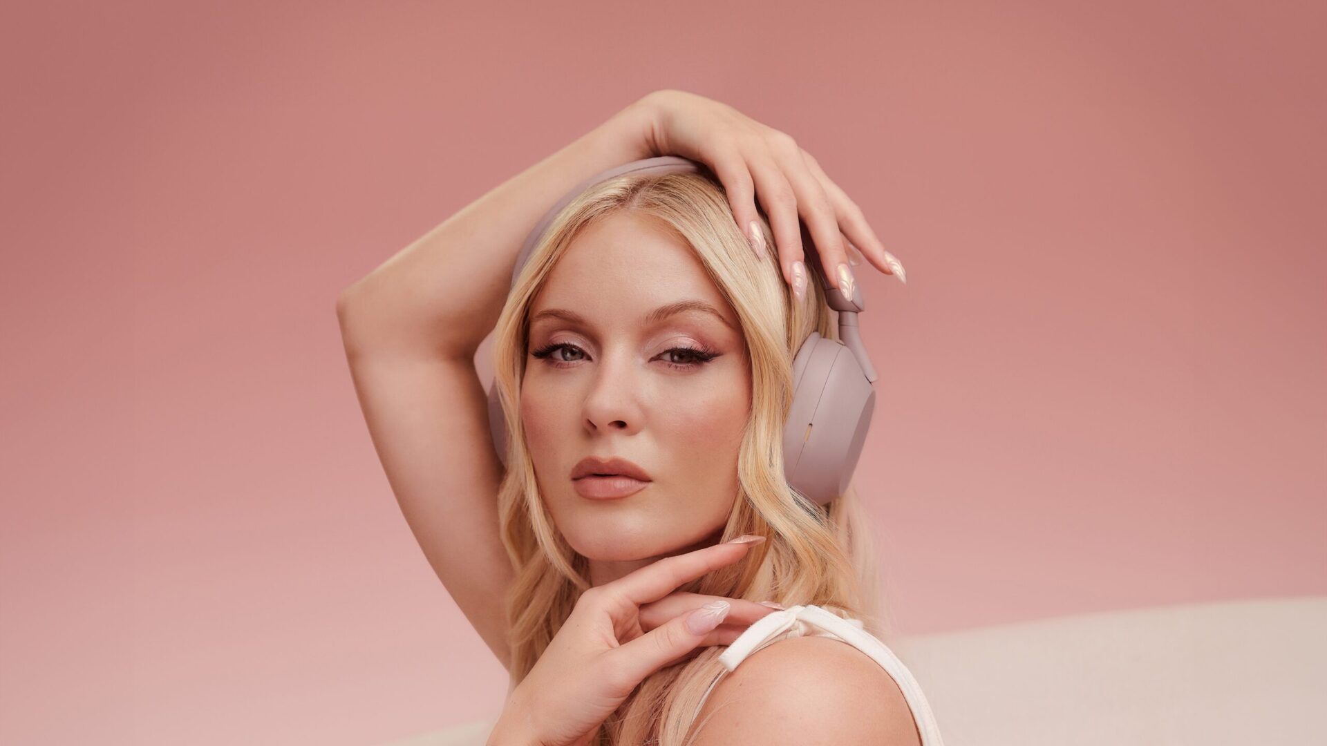 Sony WH-1000XM5 hörlurar i Smoky Pink