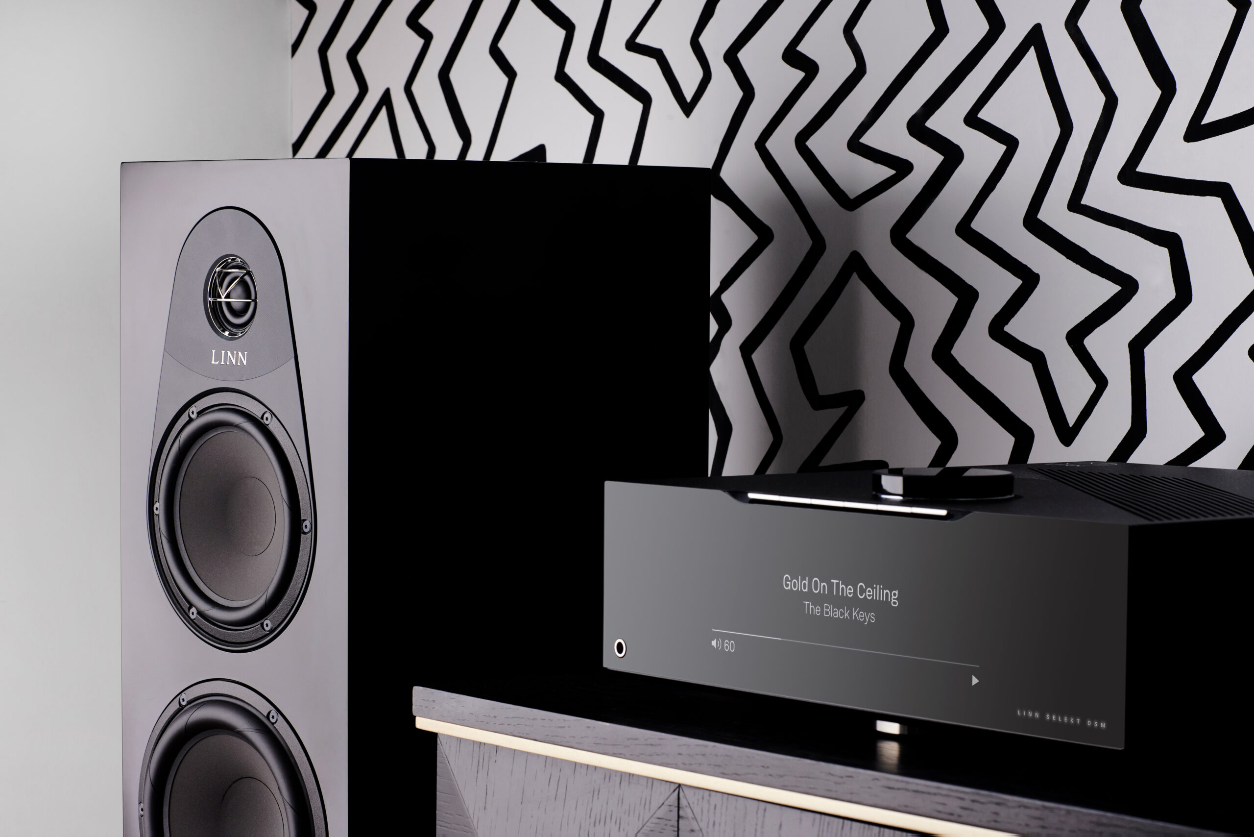 Linn 150 Black SDSM Classic Close HighRes scaled