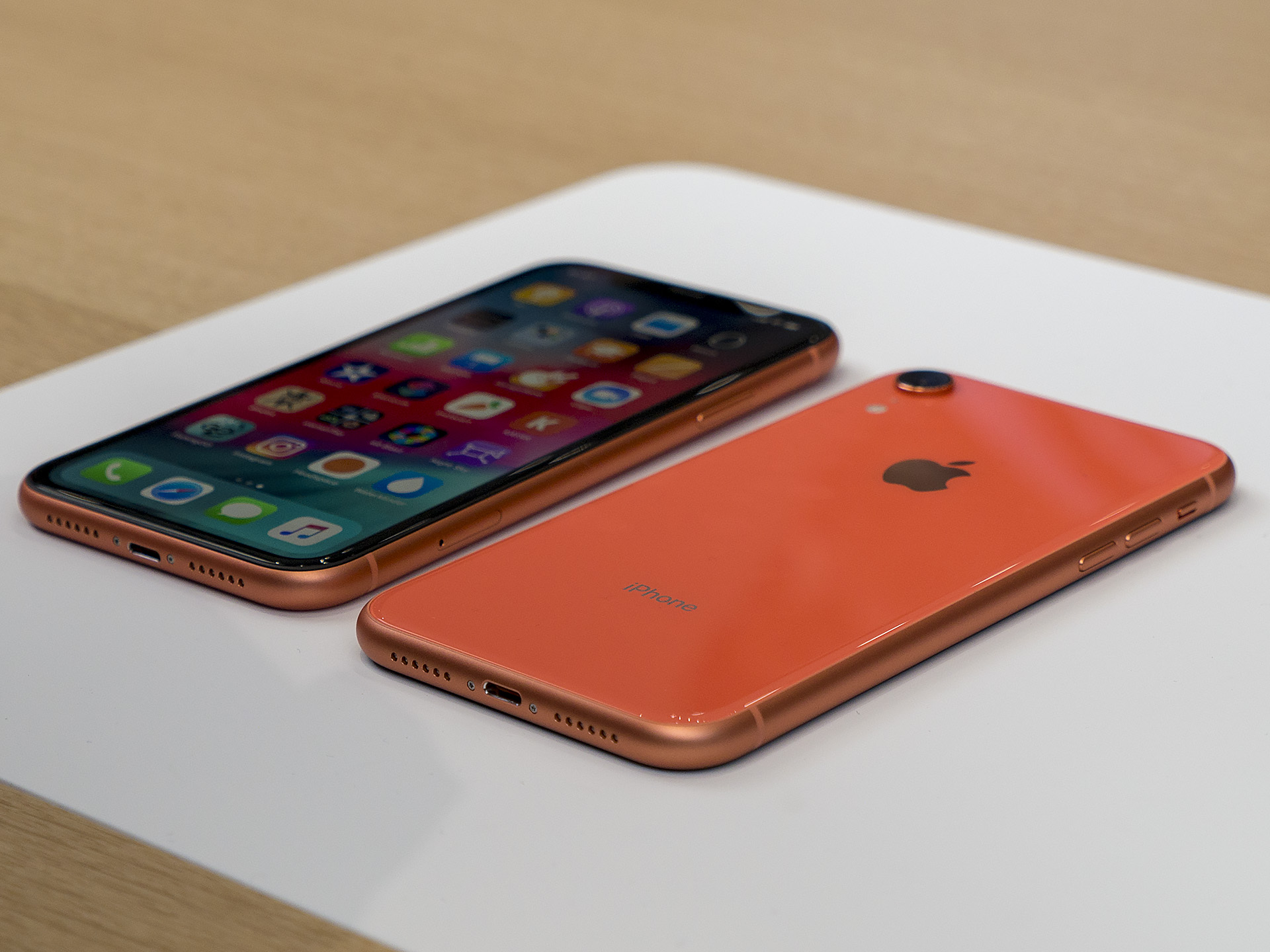 Купить 10 xr. Apple iphone XR. Iphone XR Orange. Iphone XR оранжевый. Айфон 10 хр.